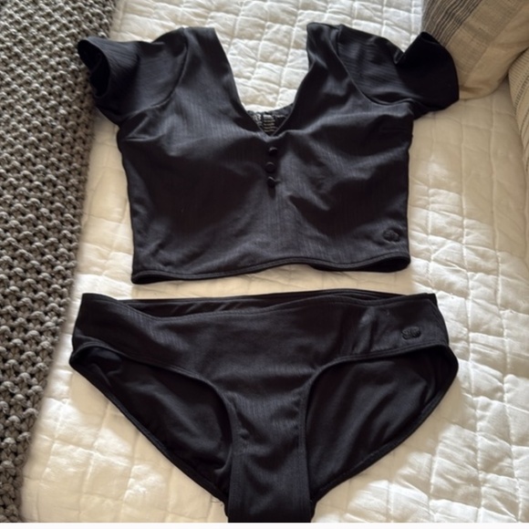 Albion Black Bikini Set with Short Sleeves Size Medium - Picture 6 of 7